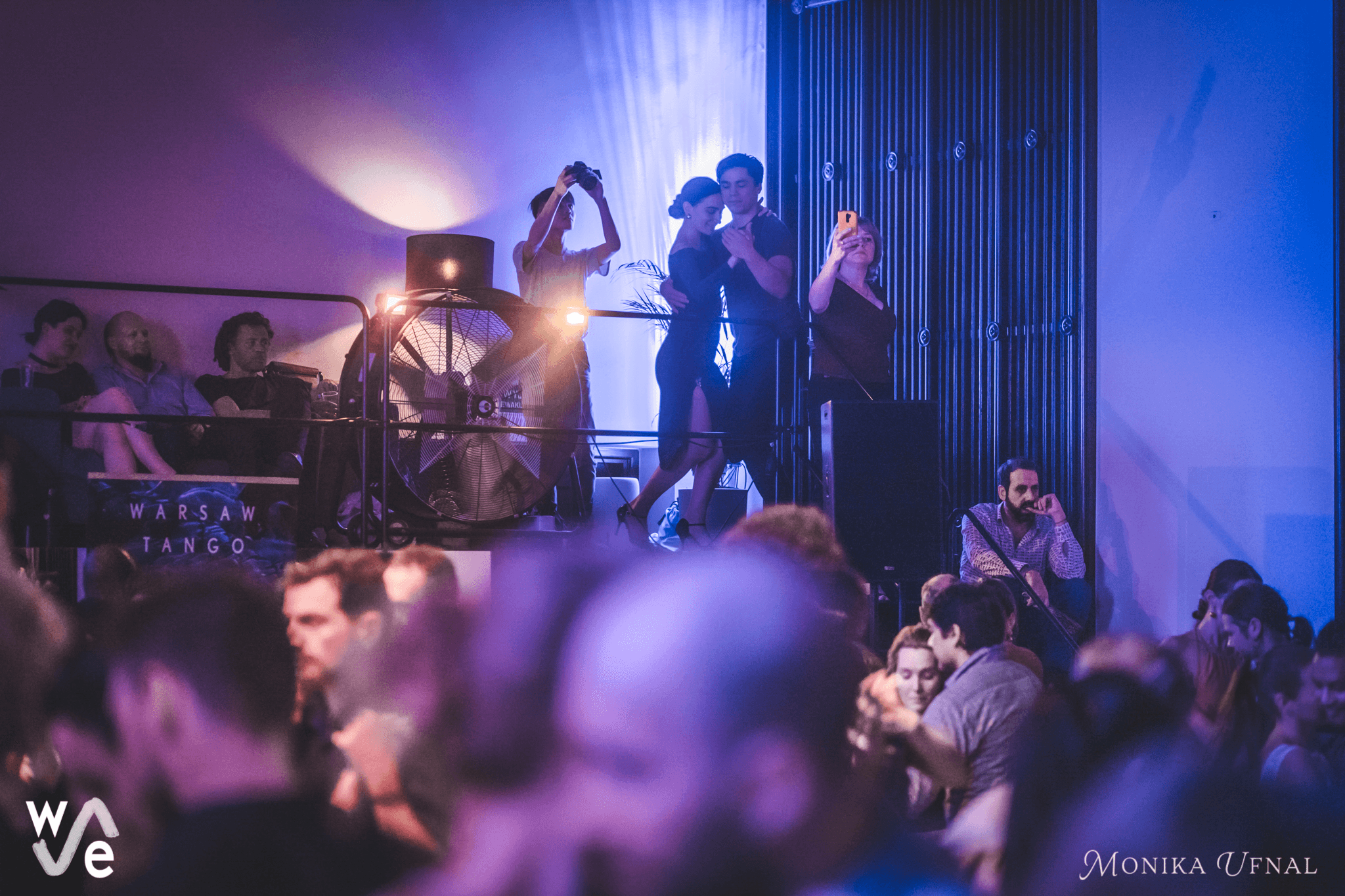 Partnerzy tańczący tango